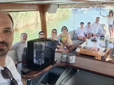 Sarnık Ailesi olarak Dalyan’da çok keyifli bir konaklama deneyimi yaşadık. Villanın konumu gerçekten çok güzeldi; merkeze yürüyüş mesafesi olması büyük avantaj sağladı. Araç kullanmadan her akşam Dalyan merkezde yürüyüş yapabildik.
Hakan Bey ve Emine Hanım tatil süresince çok ilgiliydi. Ayrıca organize et